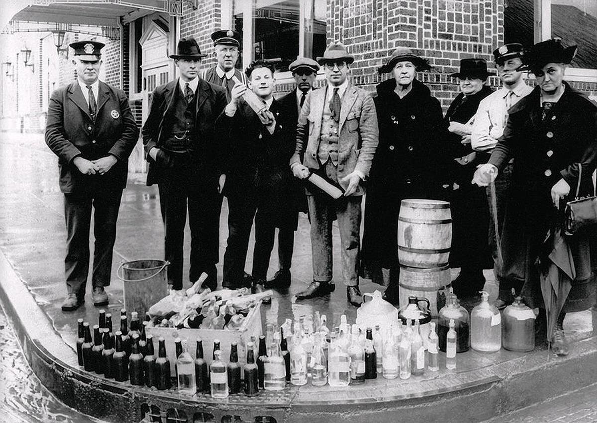 Бутлегер это. Бутлегерство в США В 1920-Е. Аль Капоне и бутлегерство. Бутлегеры Чикаго. Бутлегеры в США.