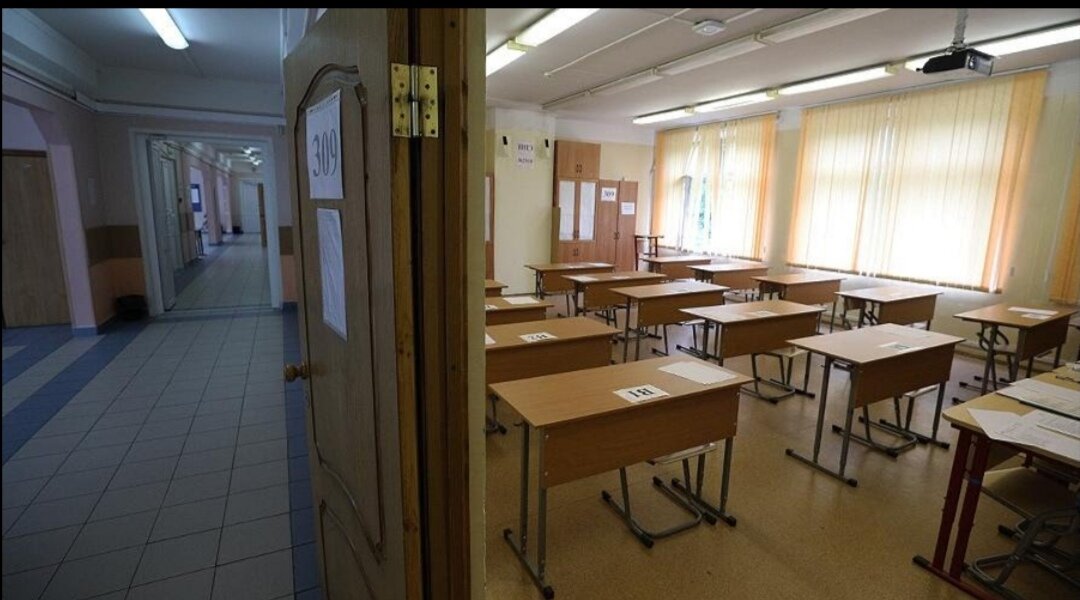 Выпускники девятых классов в этом году не будут сдавать основой государственный экзамен (ОГЭ) по выбору. Об этом в четверг, 9 апреля, заявил врио главы Рособрнадзора Анзор Мусаев.

По словам чиновника, рекомендация отправлена во все регионы, передает ТАСС.

Таким образом, экзамен будет сдаваться только по обязательным предметам — русскому языку и математике.

ОГЭ был перенесен с конца мая на 9 июня.

7 апреля министр просвещения России Сергей Кравцов заявил, что отмена единого госэкзамена (ЕГЭ) в 2020 году не планируется, несмотря на распространение коронавируса. По его словам, рассматривается возможность продления учебного года до 8 июня для одиннадцатиклассников, в этот же день планируется сразу три ЕГЭ — по географии, литературе и информатике.