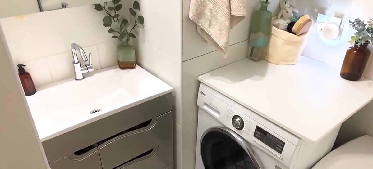 Столешница над стиральной машиной дает возможность удобно хранить вещи