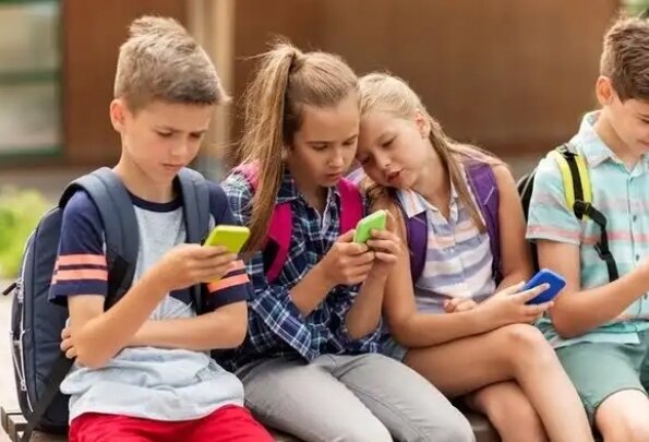 Дети играют игры и не начто не обращают внимание!!!