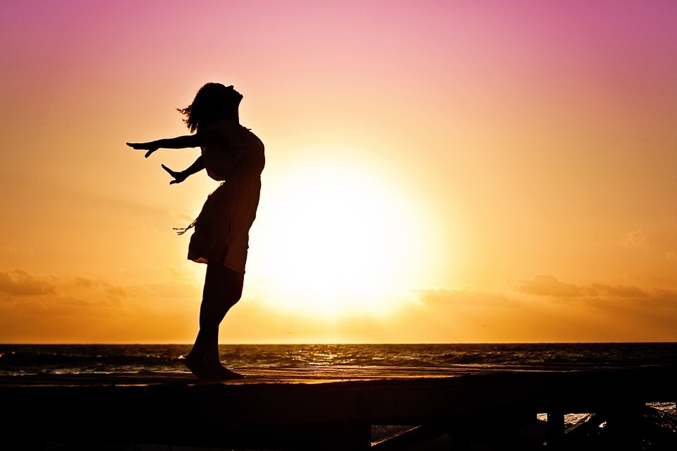 https://pixabay.com/photos/woman-happiness-sunrise-silhouette-570883/