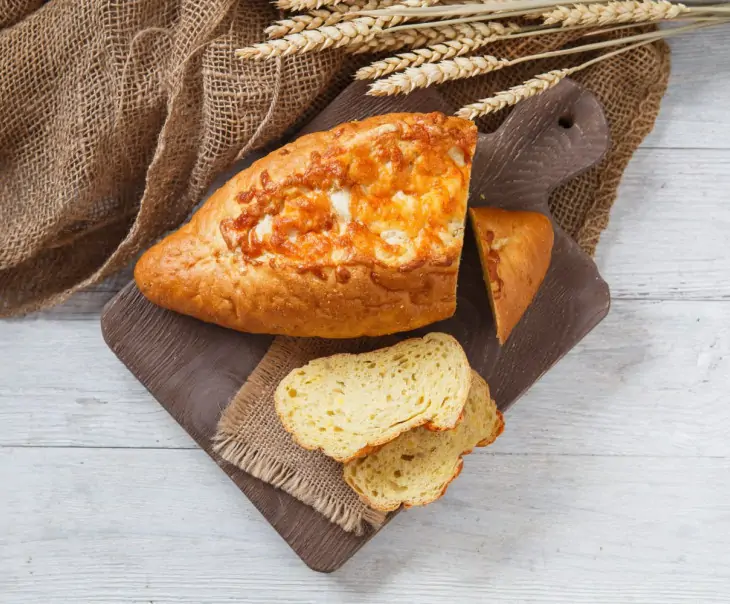 Кукурузный хлеб в духовке с сыром