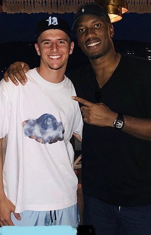 Бывший нападающий "Челси" Дидье Дрогба позировал для фотографии с Мейсоном Маунтом.