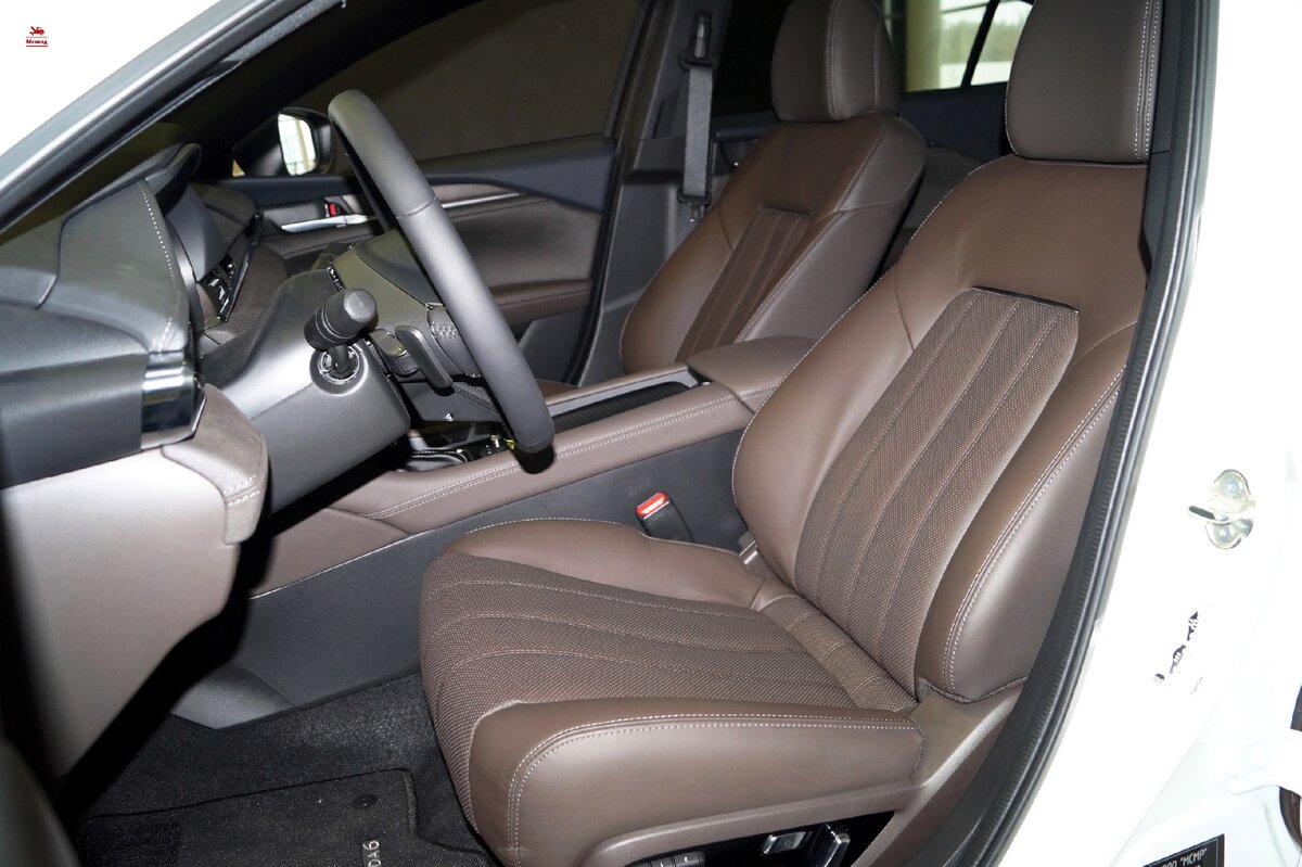 Фото водительского сидения в автомобиле Mazda 6 Executive 2020 года выпуска.