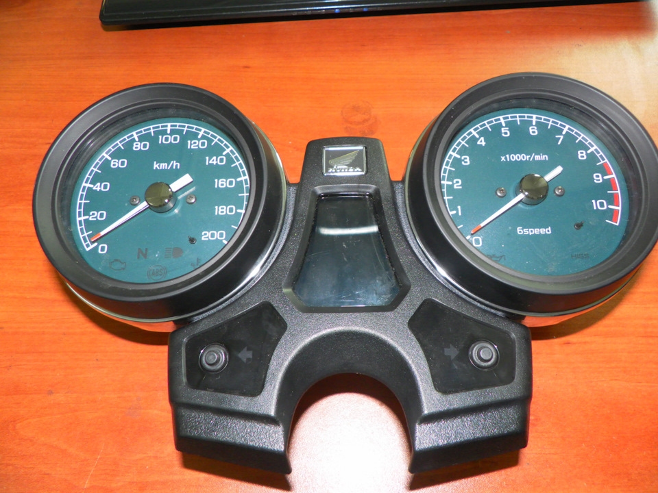 Приборная панель, с которой приехал мотоцикл