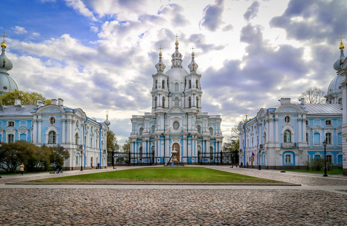 Современный вид Смольного. Фото из открытых источников.