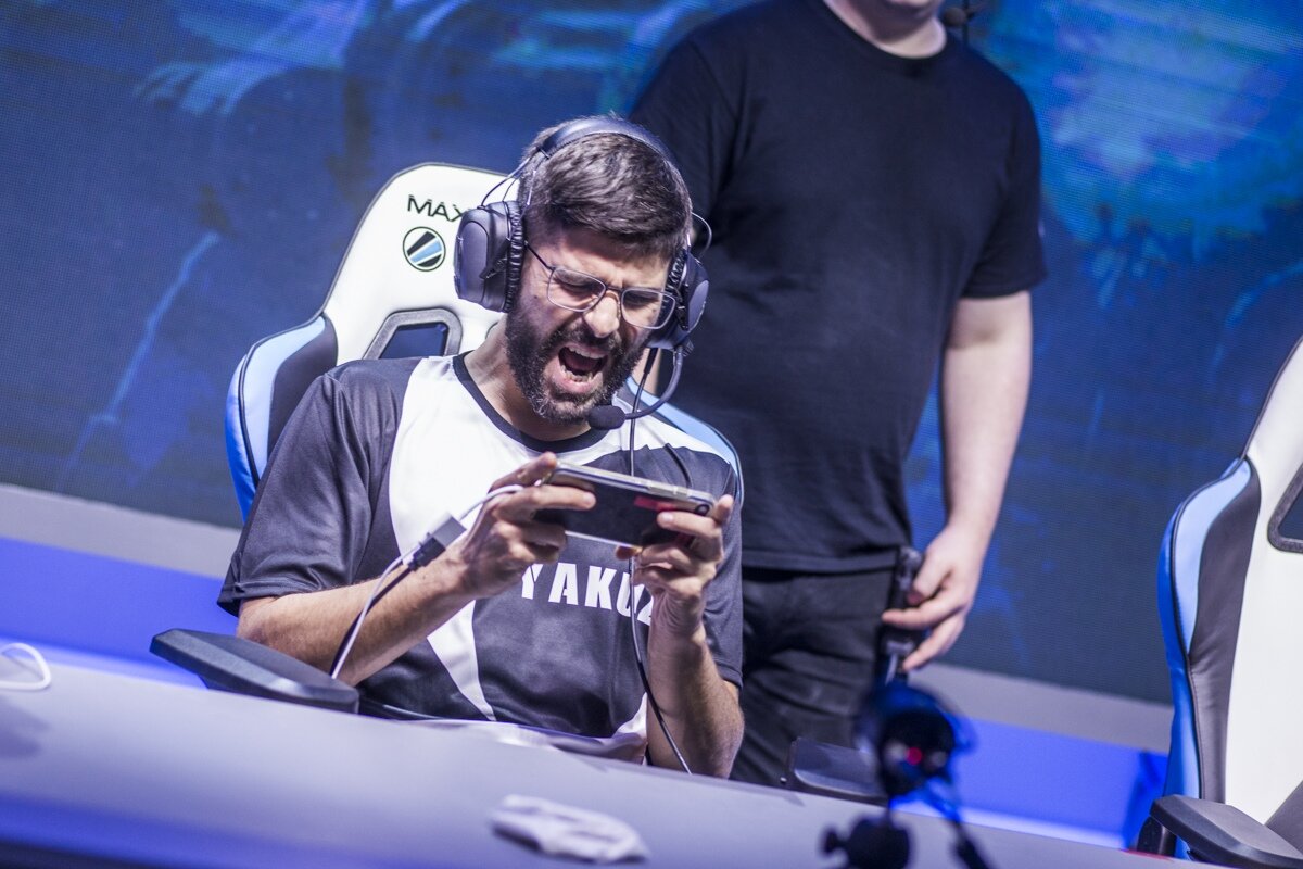 Мобильный киберспортсмен "источник Яндекс картинки".