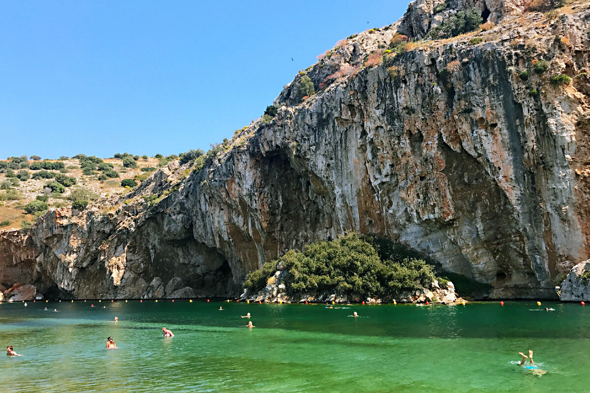 Цвет воды в озере очень необычный и красивый. Здесь и далее фото автора