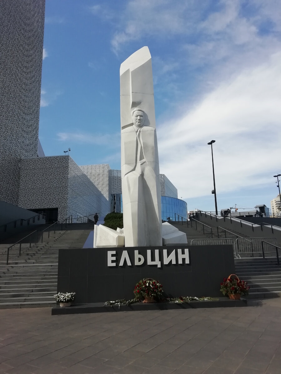 У входа в музей Ельцина-единственного в России