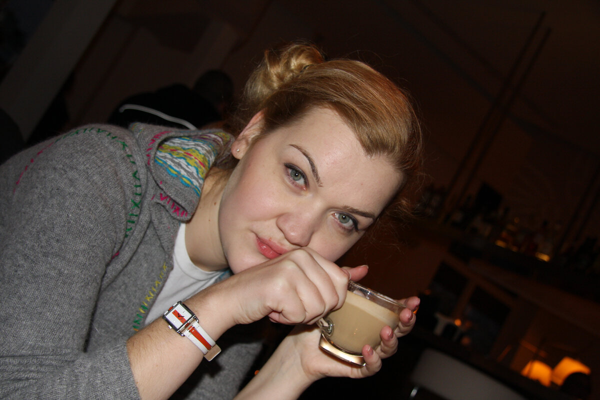 Она - это я. Только она младше меня на 14 лет. Смешная такая, позирует, сидя в кофейне где-то в Амстердаме, и ничего еще не знает о своей будущей жизни