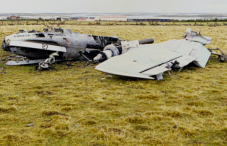 Остатки штурмовика "Пукара" уничтоженного британскими бойцами SAS