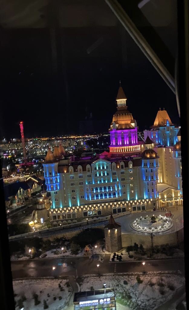 Красивый вид на наш отель с колеса обозрения.