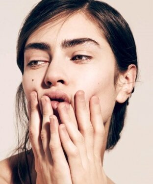 Псориаз проявляется в виде красных чешуйчатых бляшек, сопровождающихся зудом. Причиной появления данной проблемы с кожей является быстрый рост и пролиферация клеток наружных слоев кожи. Солнечные ожоги, алкоголь, курение, ожирение, стрессы и продукты-триггеры могут провоцировать появление симптомов псориаза, неотъемлемой частью лечения которого является особая диета, которую назначает врач после проведения диагностических мероприятий.