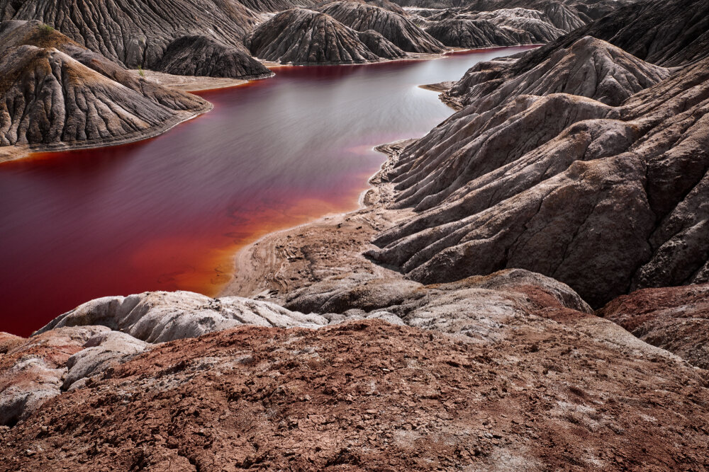 Вот в таких космических пейзажах в СССР добывали глину и делали огнеупорный кирпич — в основном для строек на Урале и в Сибири