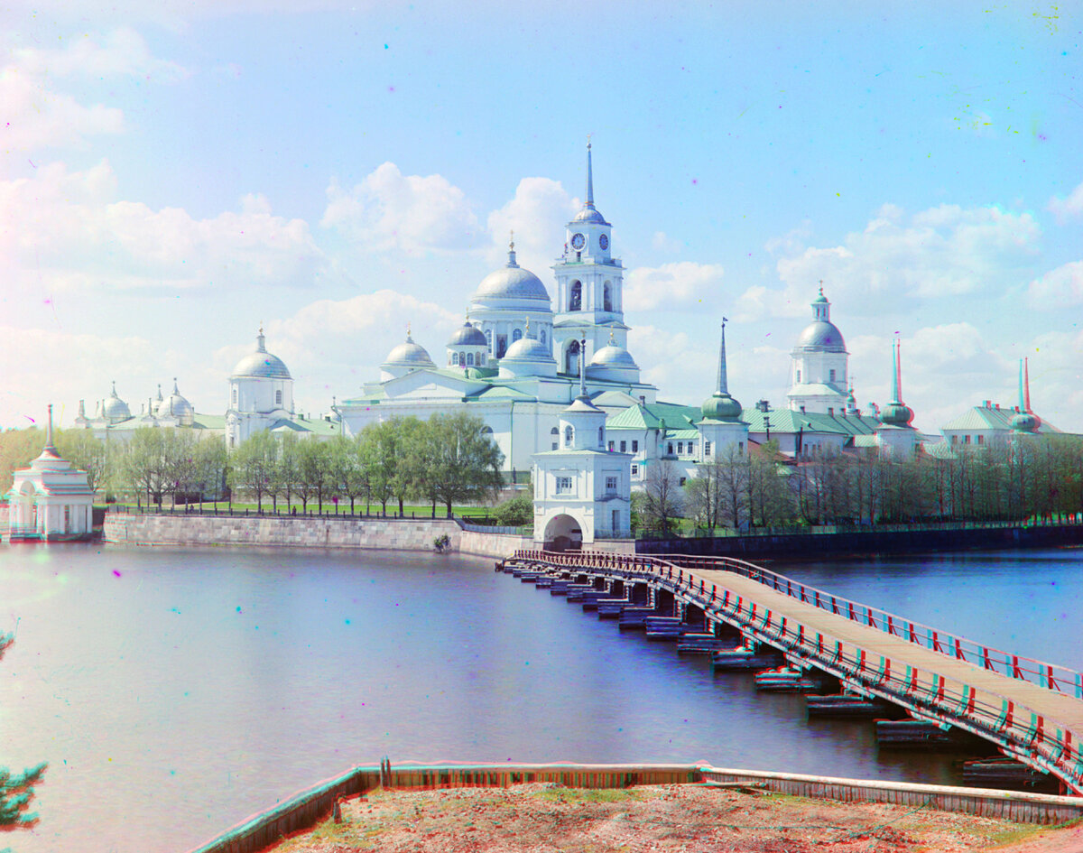 А начну я с фотографии 1910 года, на которой запечатлен монастырь Нило-Столбенская пустынь. Находился 111 лет назад и находится сейчас на острове на озере Селигер в Тверской области.