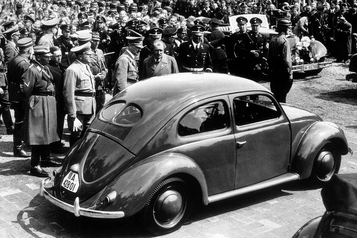 Самая массовая машина. Volkswagen Käfer 1938 Гитлер. Фольксваген Жук 1936 Гитлер. Фольксваген Битл 1938. Volkswagen Beetle Жук 1938.