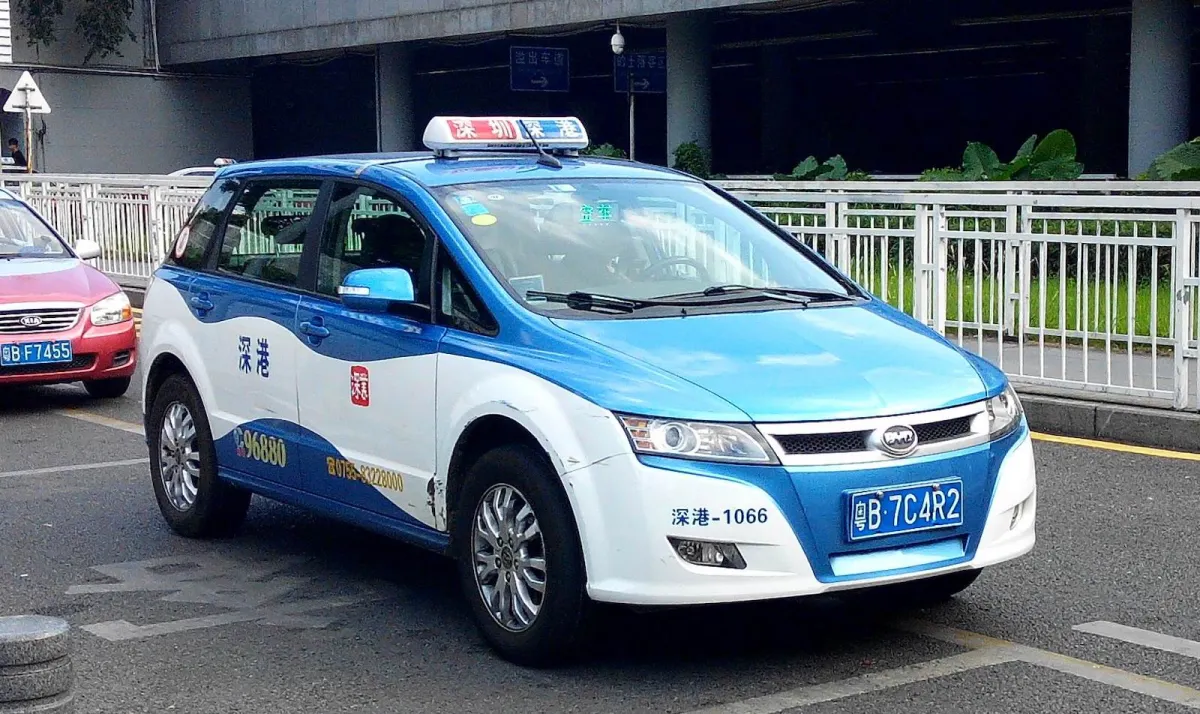 Такси в китае. BYD e6 Taxi. BYD e6 электромобиль. Такси BYD В Шеньжене. BYD d1 2020 Taxi.