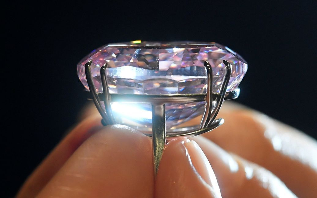 Игра света алмазов. Кольцо Pink Star Diamond. Кольцо Pink Star Diamond 72.000.000$.