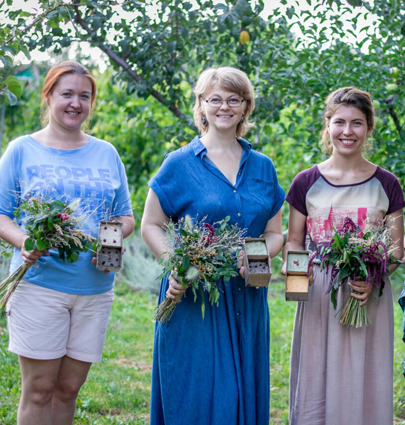  Ната Ишкова по центру.