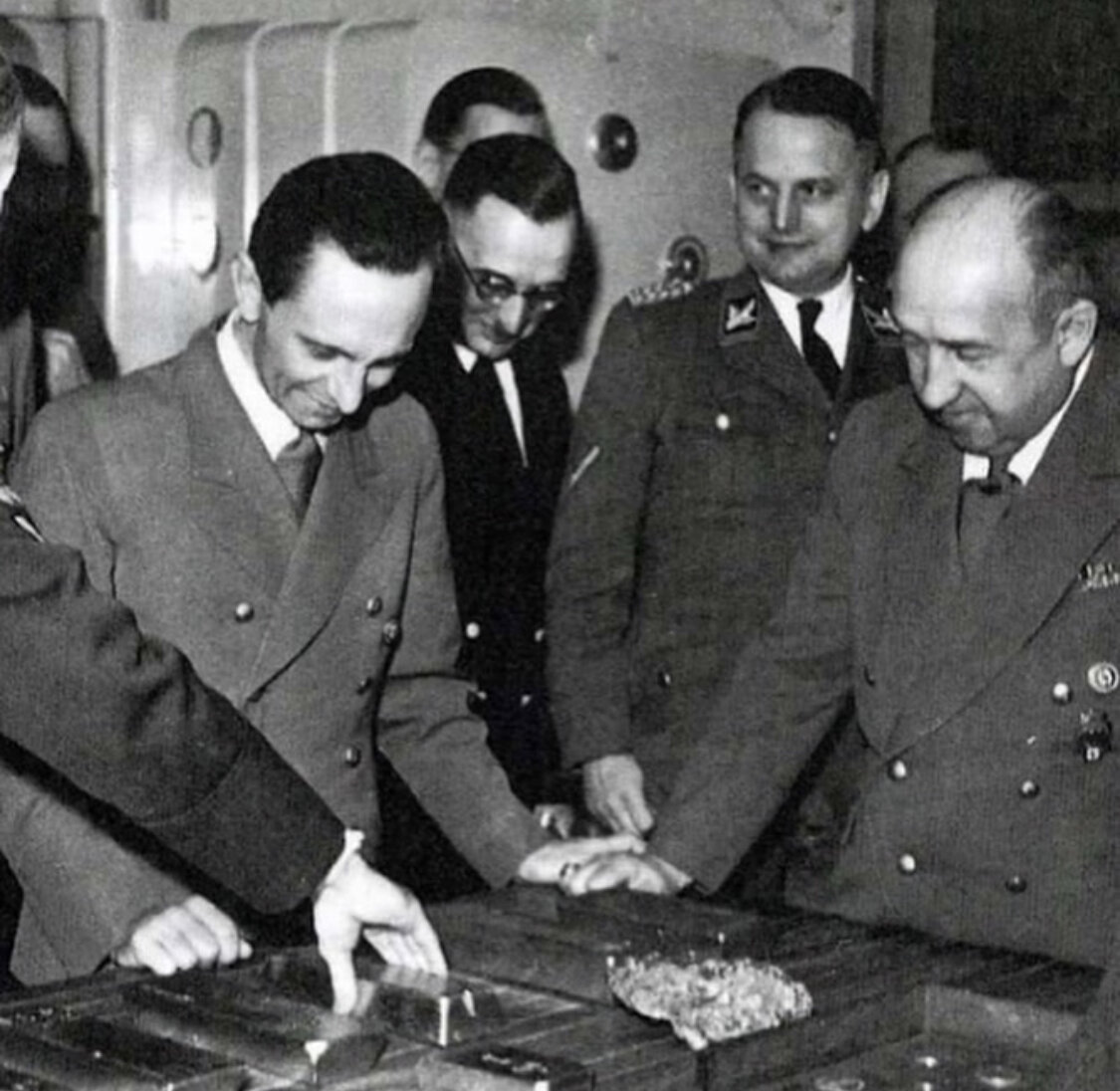 Геббельс смотрит золотые слитки в Рейхсбанке. 1944г. 
