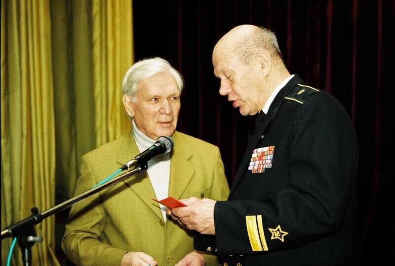 Контр-адмирал Лев Чернавин, Президент Клуба подводников, вручает Петру Сергеевичу членский билет Клуба.