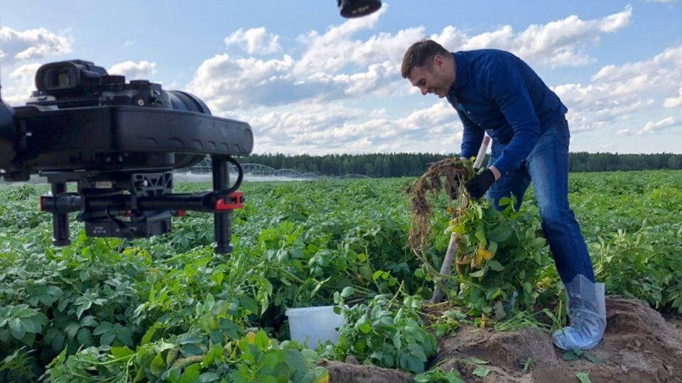 В Тюменской области вспомнил детство и копание картошки у бабушки