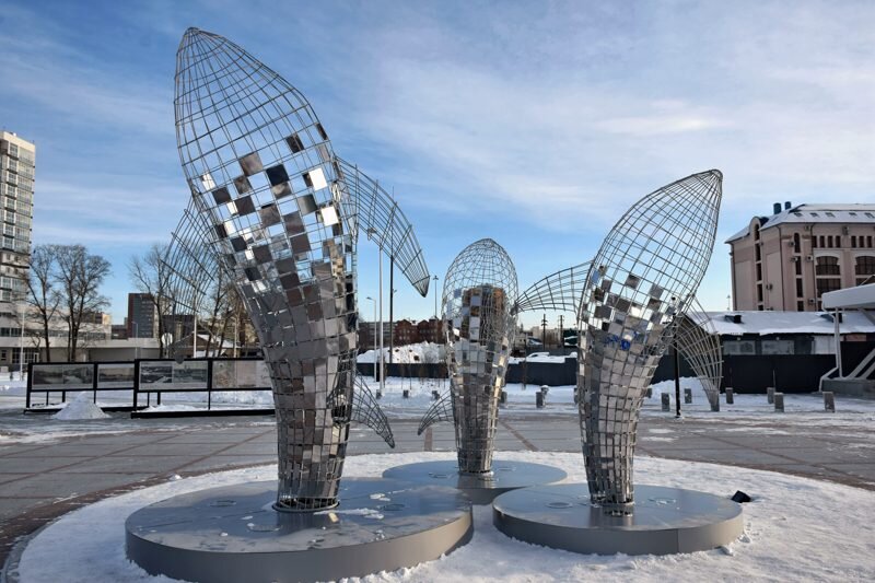 Этот арт-объект сдали не только с большой задержкой, но и с большим скандалом.