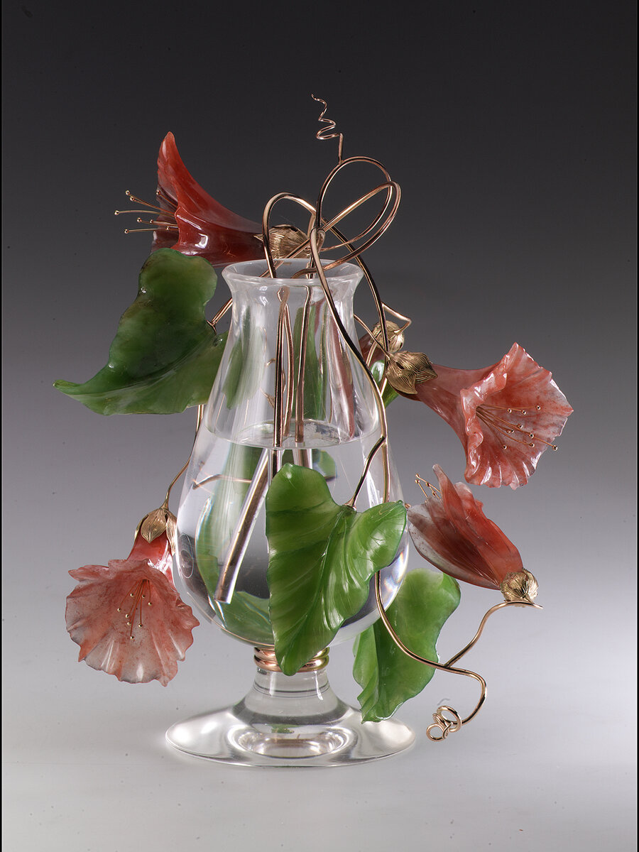 Букет "Вьюнок". Горный хрусталь, зелёный нефрит, орлец, золото. Фотография публикуется впервые. Школа камнерезного искусства. Санкт-Петербург. 1999 год. Фото: В. Кононов