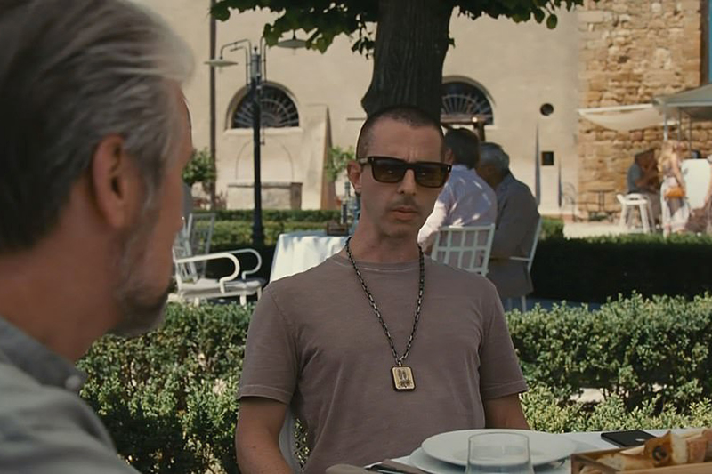 Кендалл Рой в футболке Maison Margiela и солнцезащитных очках Jacques Marie Mage