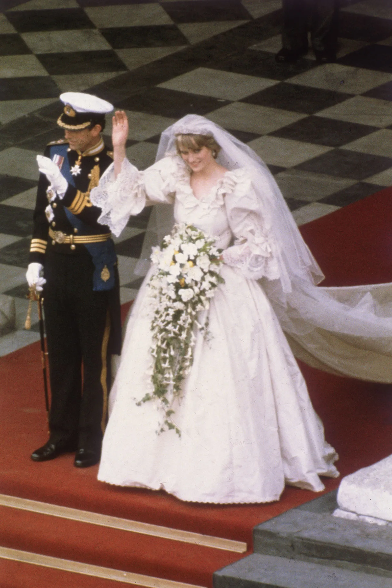Пара новобрачных приветствует мир | Халтон / Getty Images 