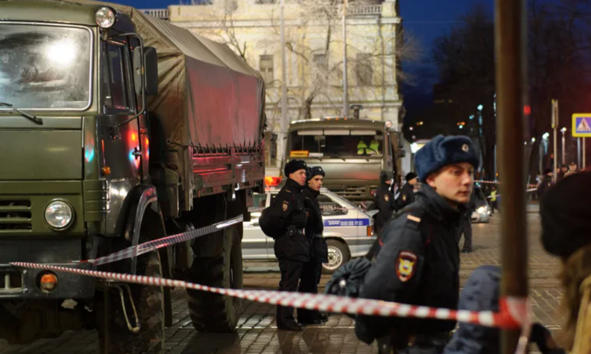 Режим чрезвычайного положения. Чрезвычайное положение. ЧС полиция. Оцепление территории ЧС. Военное положение и ЧС.