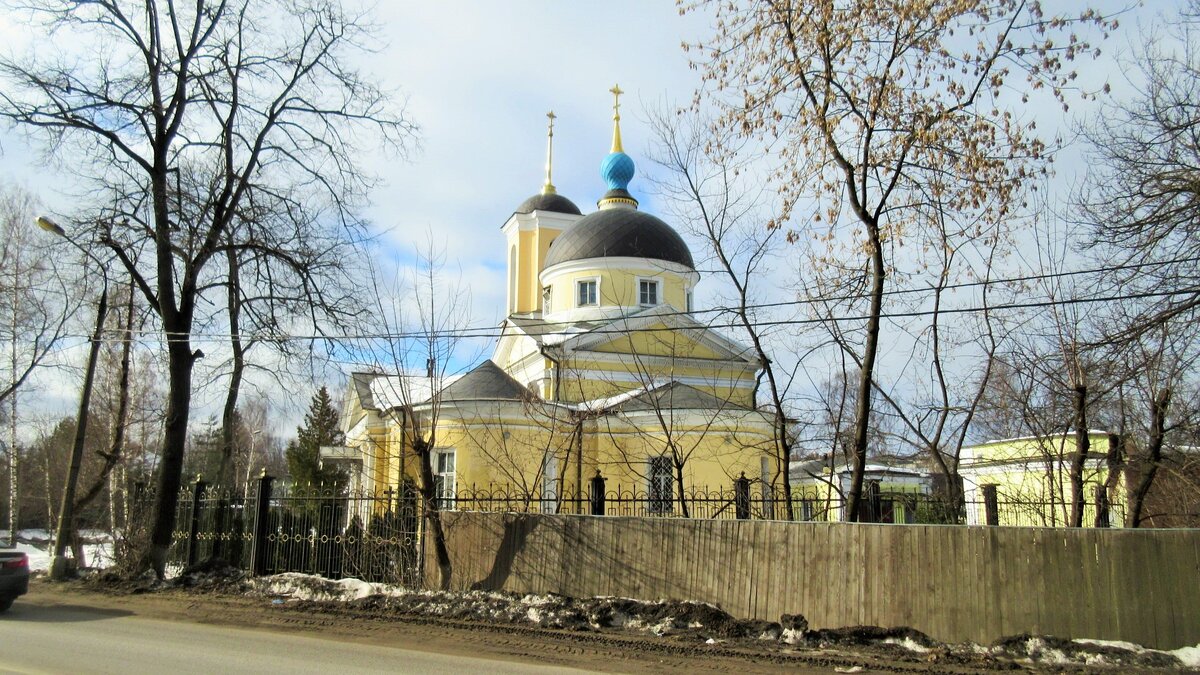 Храм косьмы и дамиана в химках. Церковь преображения господня королев. Храм в подлипках королев. Город королев храм косьмы и дамиана. Церковь косьмы и дамиана на яруновой горе.
