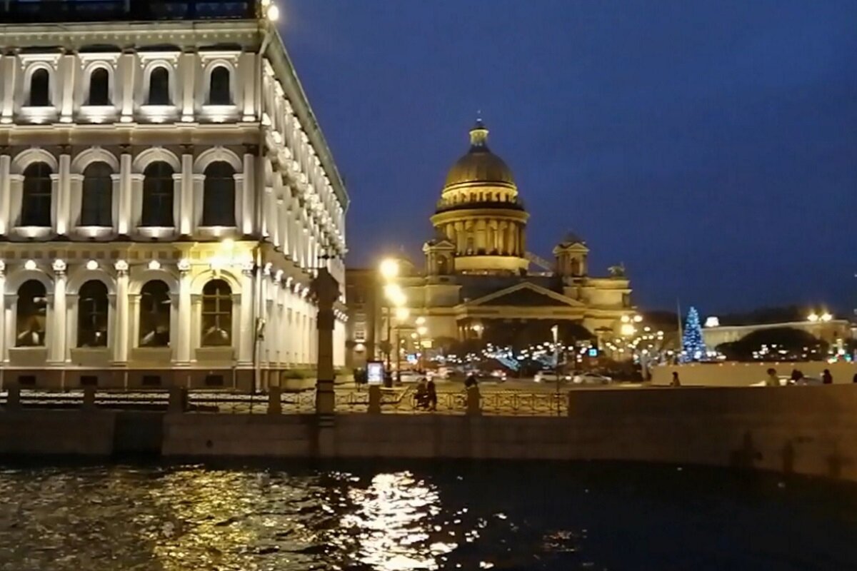 Синий мост через реку Мойка является самым широким 97,3 метра мостом в городе Санкт-Петербург. Мост входит в ансамбль Исаакиевской площади. 
Великолепный вид с моста на Исаакиевский собор.
Название моста известно с 20 апреля 1738 года и происходит от первоначального деревянного моста, перила которого были выкрашены в синий цвет.  
В 1818 году по проекту В.И. Гесте мост был перестроен в однопролетный чугунный арочный из чугунных тюбингов. Металлические конструкции были изготовлены на заводах в Петрозаводске.  