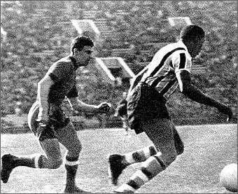 Слава Метревели преследует соперника.