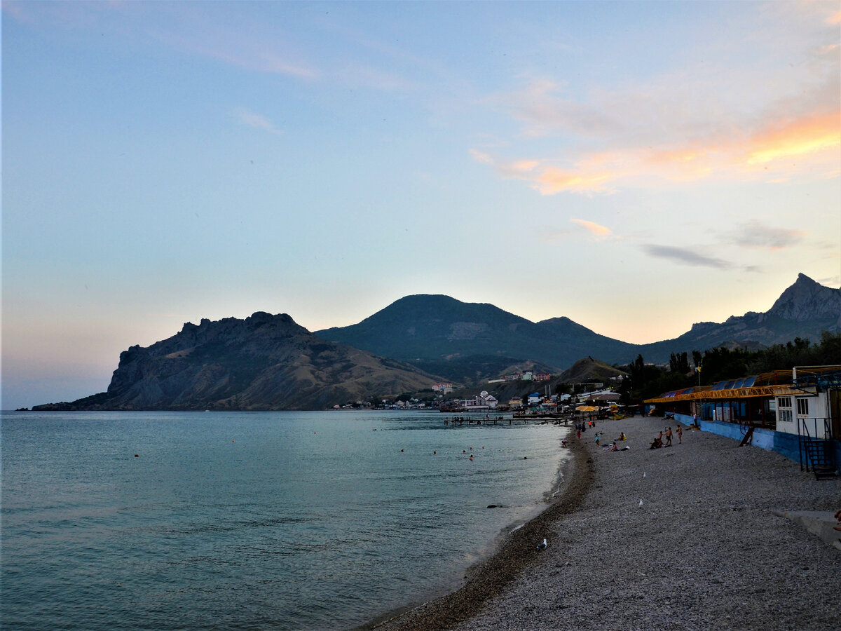 Вид на вечерний Карадаг с пляжа Коктебеля. Фото автора.