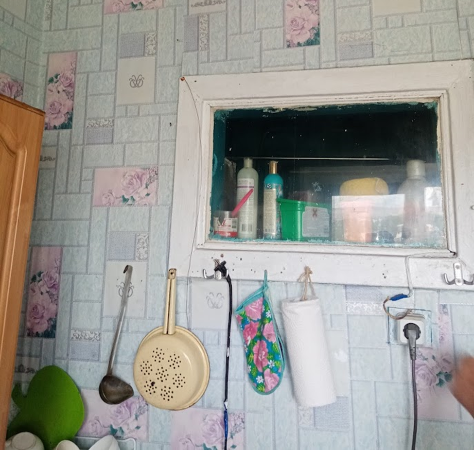 Дополнительная розетка для стиралки и электроплиты, слева шнур и вилка от электроплиты