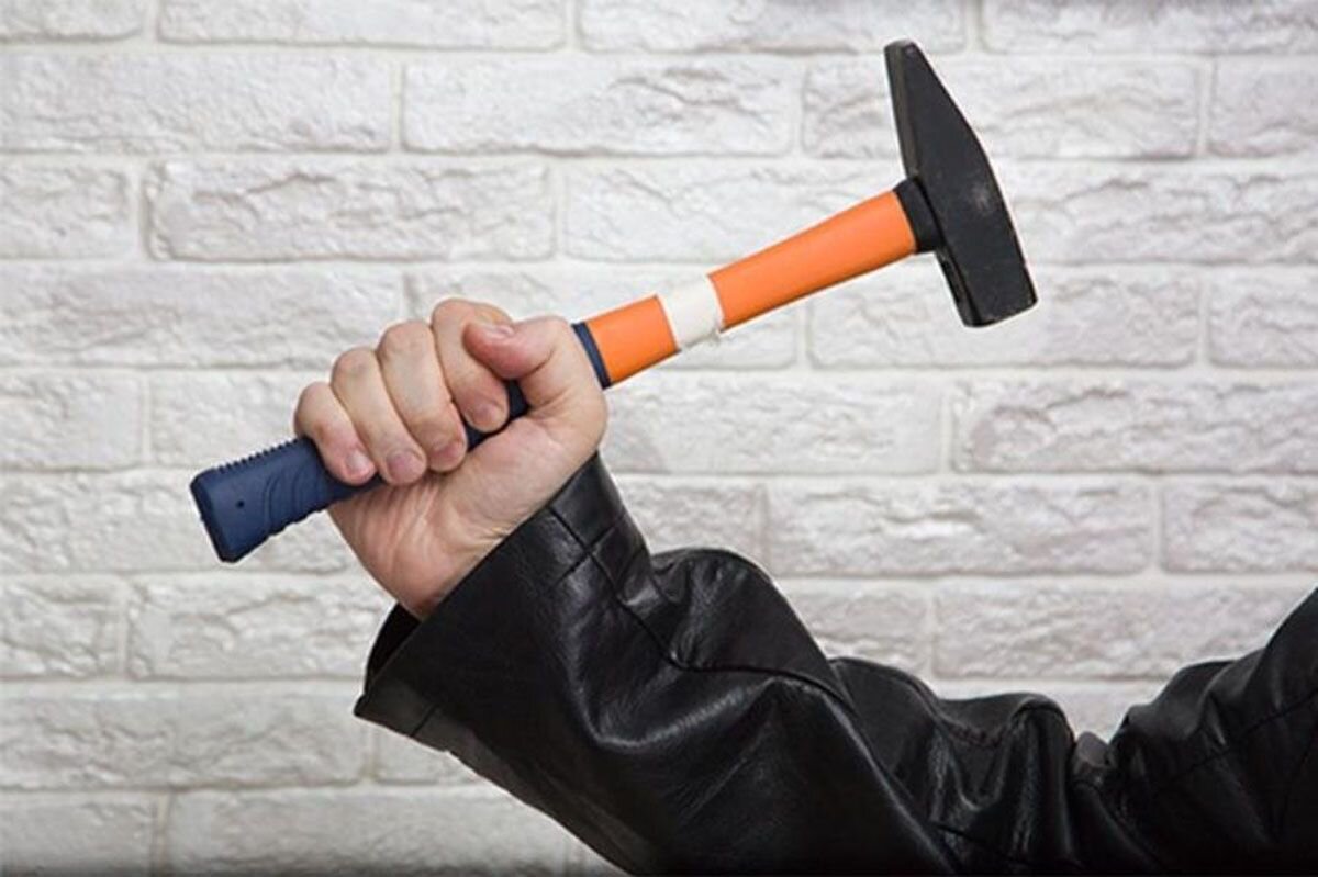 молотки кувалды зубила. инструмент применяемый для рубки металла. с помощью молотка. рубка металла зубилом. мужик с молотком.