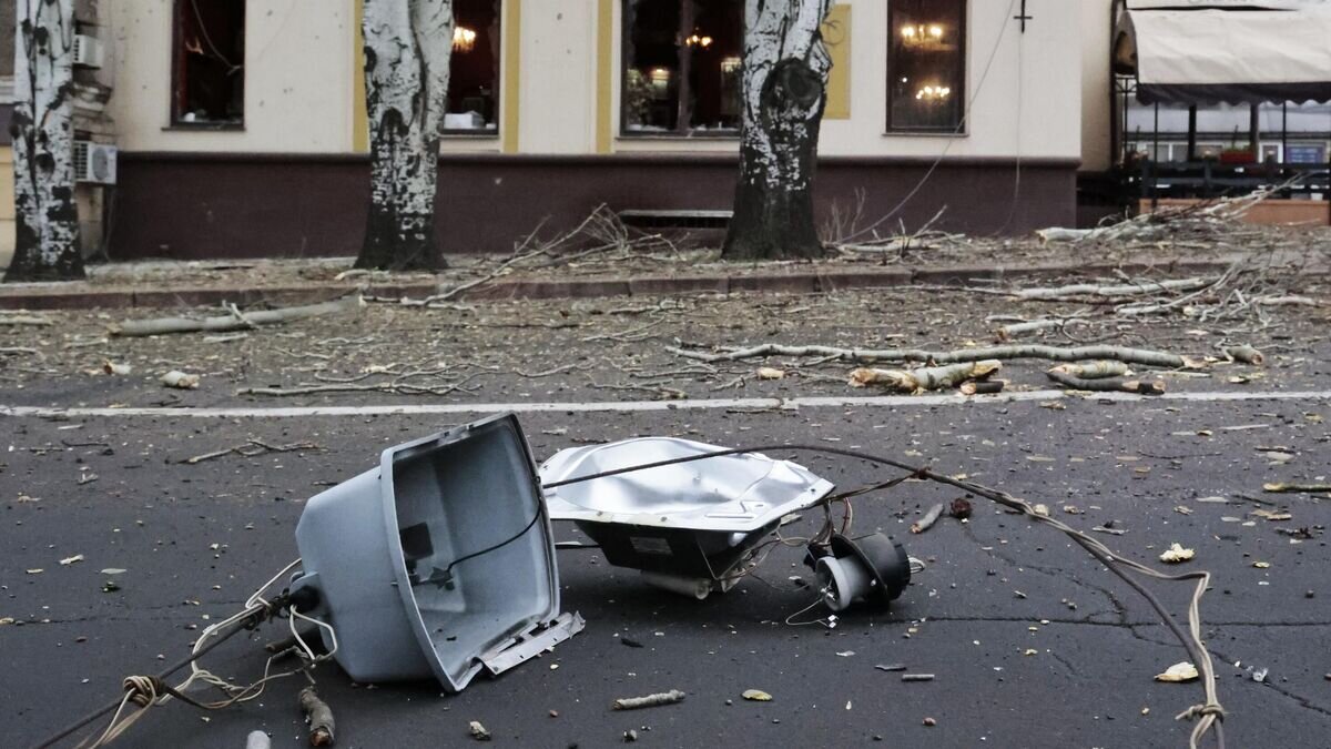    Разбитые витрины кафе, уличная инфраструктура в Ворошиловском районе Донецка после обстрелов со стороны ВСУ© РИА Новости / Сергей Аверин