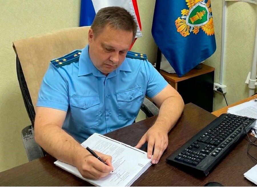    В Карачеве суд указал на дверь пожилому главе районной администрации Филину avchernov