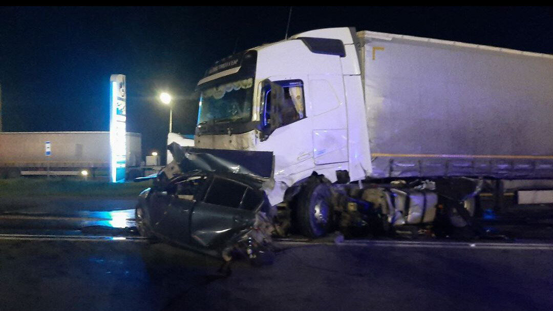     В Тюменской области 14 августа вечером в смертельной аварии на «трассе смерти» погибли супруги из Тобольска и трое их малолетних дочерей, сообщили в региональном ГИБДД.