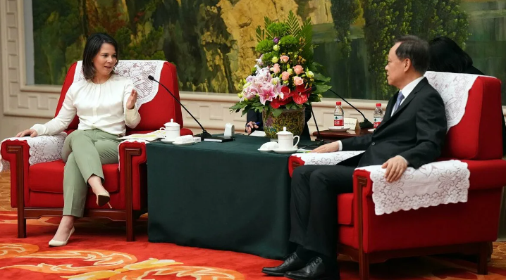 Если Бербок на официальных встречах и дальше будет так фривольно задирать ножки, то успеха на дипломатическом поприще ей не видать (фото с сайта spiegel.de)