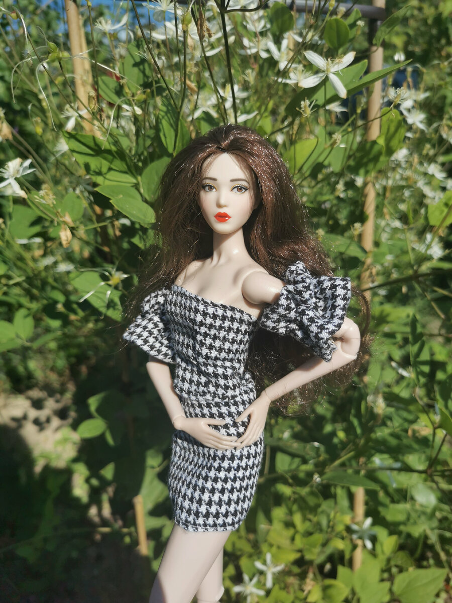 MengF на теле Кисмеллы в аутфите с Алика, на фоне клематиса