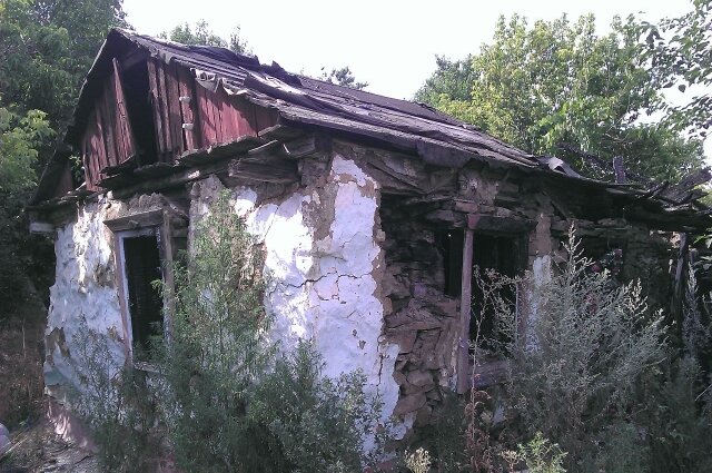 РАЗВАЛИНЫ «МАЗАНКИ» В ГОРОДЕ ШАХТЫ, ГДЕ ЧИКАТИЛО СОВЕРШИЛ СВОЕ ПЕРВОЕ УБИЙСТВО. Фото: Википедия/ Nonexyst