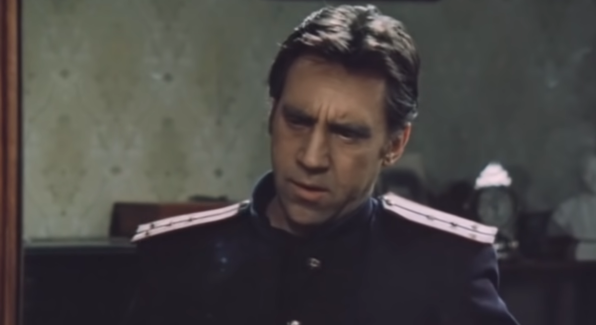 Жеглов примеряет китель
