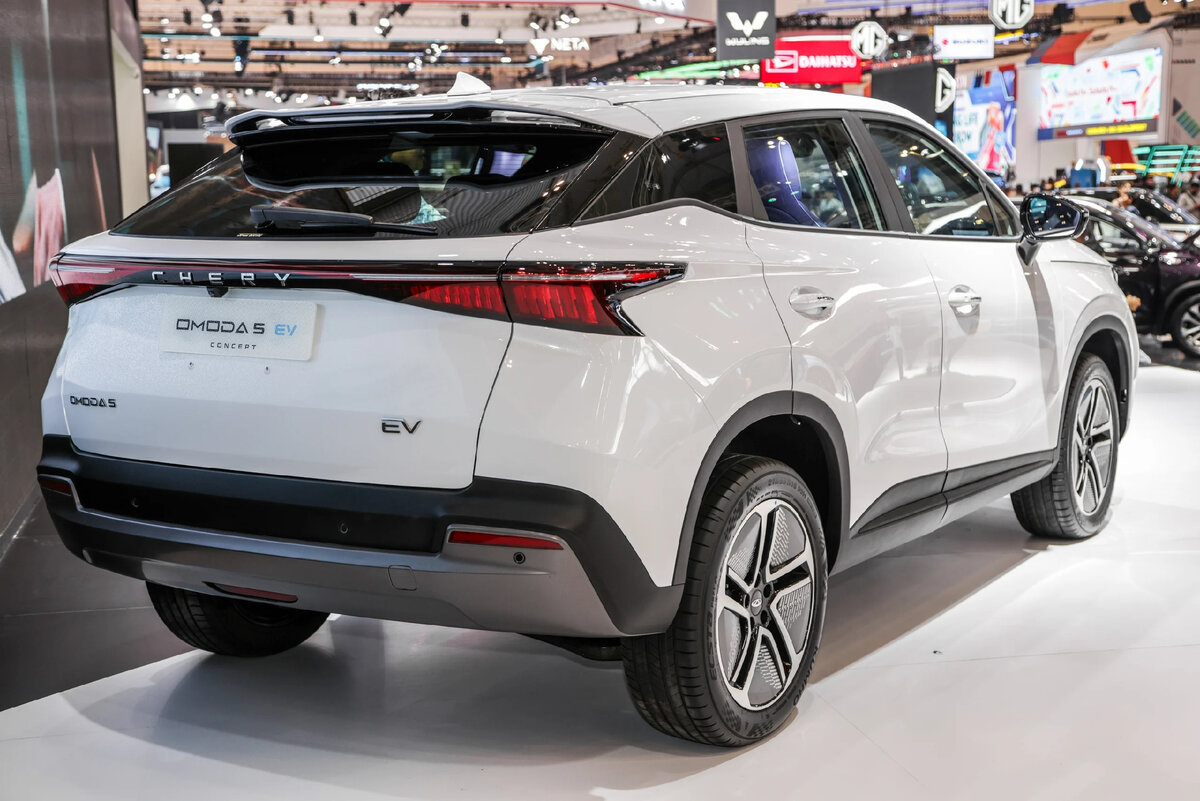 На фото: Электрический кроссовер Chery Omoda 5 EV на автосалоне GIIAS 2023