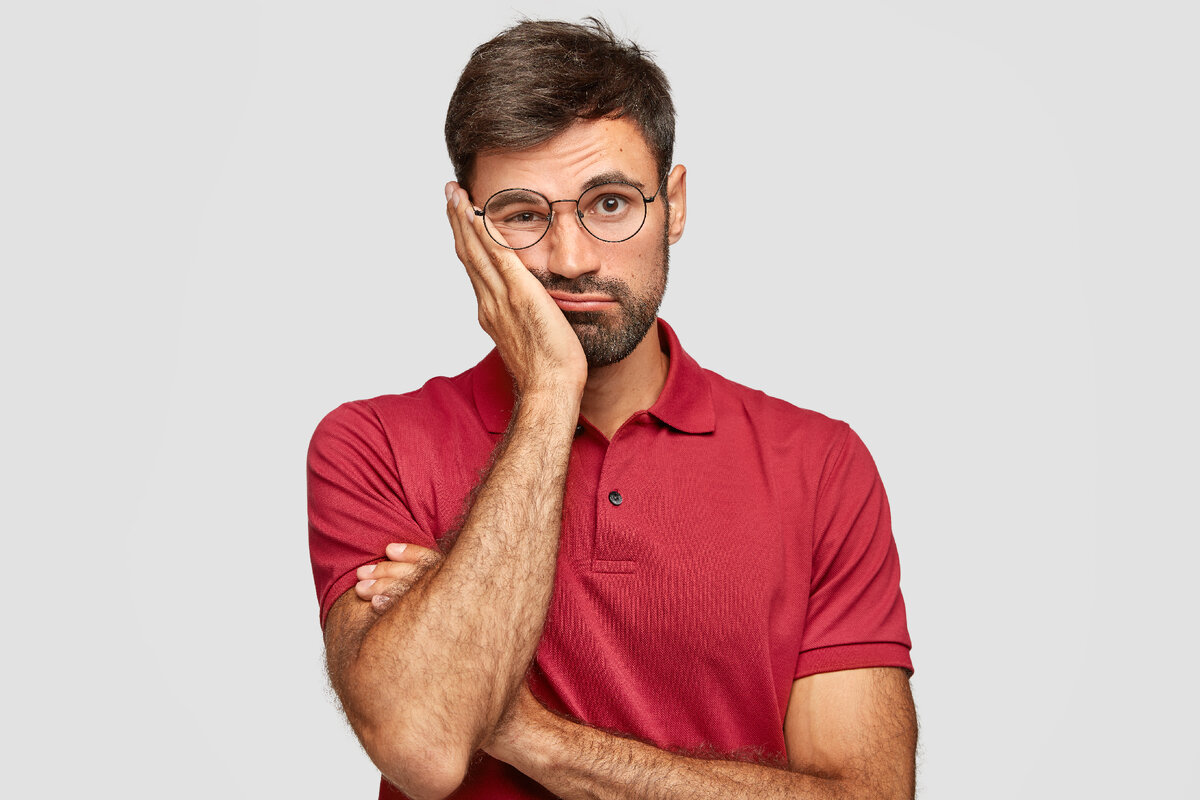 <a href="https://ru.freepik.com/free-photo/indoor-shot-of-sad-man-looks-bored-keeps-hand-on-cheek_13759462.htm#query=%D0%B3%D1%80%D1%83%D1%81%D1%82%D0%BD%D1%8B%D0%B9%20%D0%BC%D1%83%D0%B6%D1%87%D0%B8%D0%BD%D0%B0&position=5&from_view=search&track=ais">Изображение от wayhomestudio</a> на Freepik
