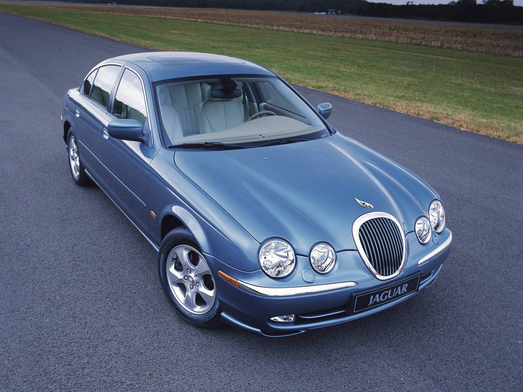 Jaguar S-Type — автомобиль представительского класса , который дебютировал на автосалоне в Бирмингеме в 1998 году и продавался компанией Jaguar в 1999–2007 модельных годах, возродив фирменную табличку-2-3