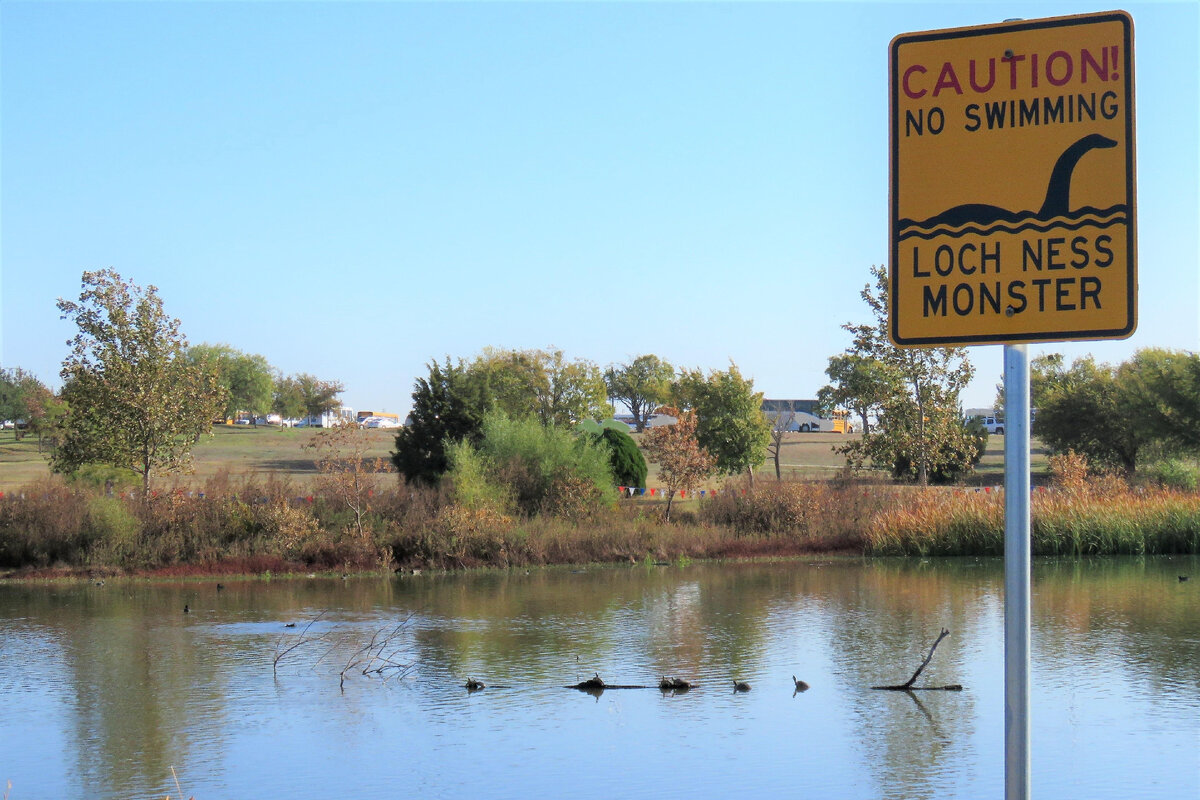 Предупреждающая табличка на озере: "Не купаться! Лох-Несское чудовище!"