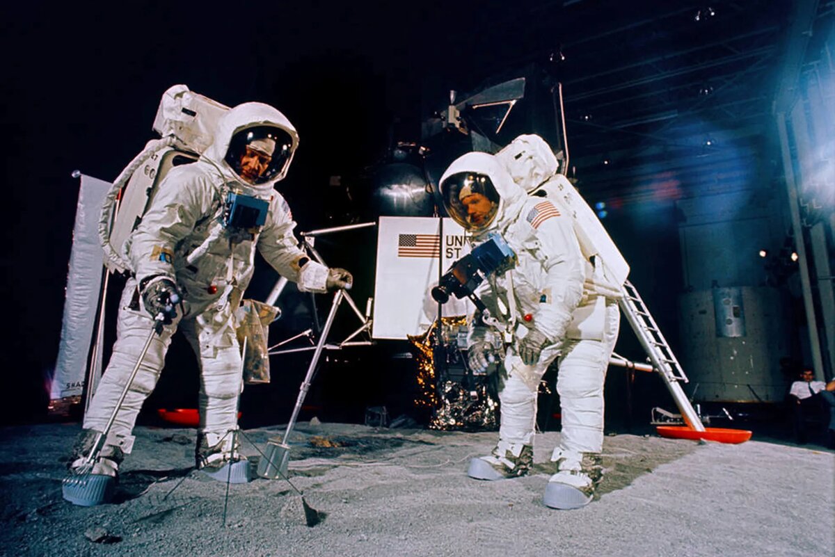 The astronauts on the moon. Астронавты миссии Аполлон 11.