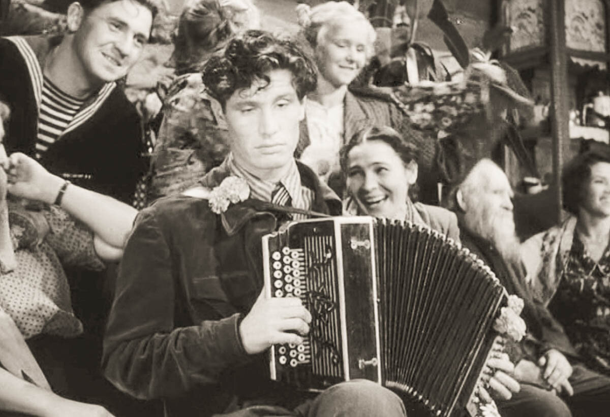 Моисей Абрамович Швейцер родился 16 февраля 1920 года в Перми.-8